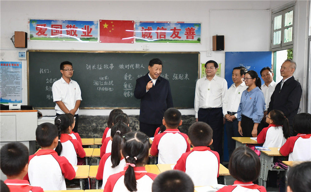 9月16日至18日,中共中央总书记、国家主席、中央军委主席习近平在湖南考察。这是16日下午,习近平在郴州市汝城县文明瑶族乡第一片小学,同正在上思政课的同学们亲切交流。新华社记者 谢环驰 摄